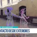 Luces Navideñas Siguen Encendidas en la Plaza 10 de Noviembre siendo de madrugada