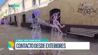 Luces Navideñas Siguen Encendidas en la Plaza 10 de Noviembre siendo de madrugada