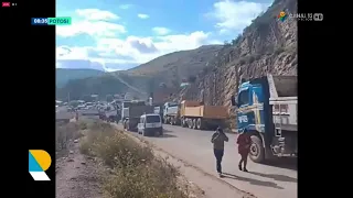 MÁS DE 300 COMUNARIOS BLOQUEAN LA CARRETERA POTOSÍ–SUCRE EXIGIENDO ASFALTADO DE TRAMO VIAL